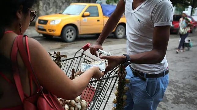 Una mujer compra cebollas con pesos cubanos en La Habana
