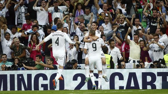 James, Ramos y Benzema celebran el gol del galo