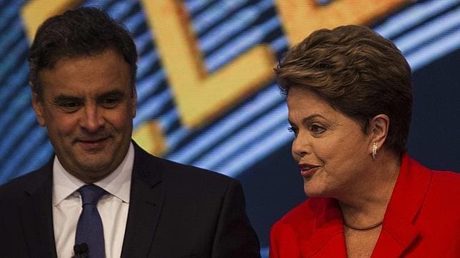Dilma Rousseff y Aécio Neves, en el último debate televisivo, el viernes en Río de Janeiro