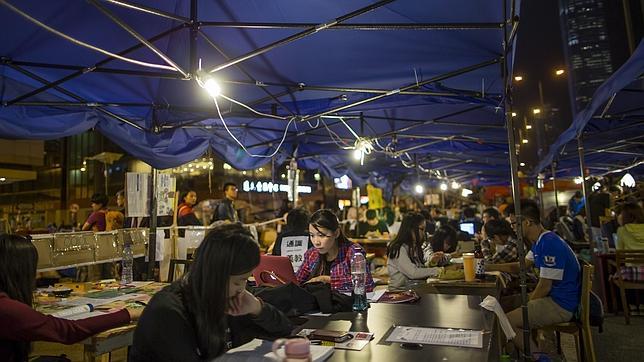 Los manifestantes de Hong Kong deciden sus próximos pasos en una multitudinaria consulta