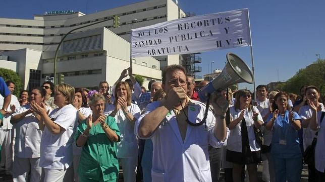 El Servicio Andaluz de Salud paga pluses a los médicos que adelantan las altas