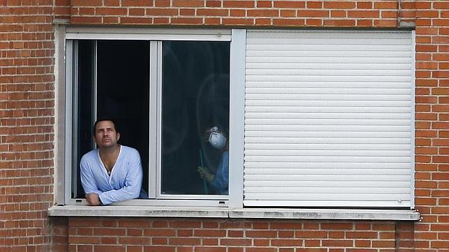 Javier Limón, marido de Teresa Romero, asomado a la ventana de la habitación donde ha estado aislado 21 días