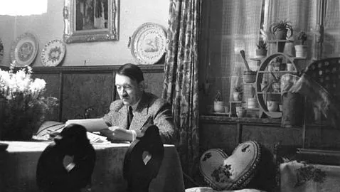 Hitler descansa en una de las salas de Berghof