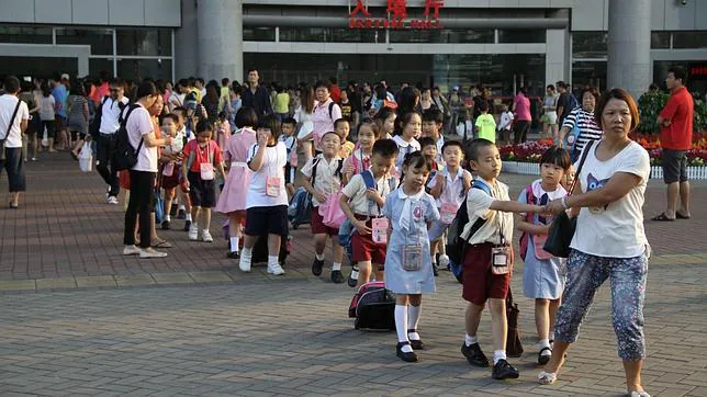 Miles de niños chinos nacidos en Hong Kong cruzan cada día la frontera para ir a clase en la antigua colonia británica