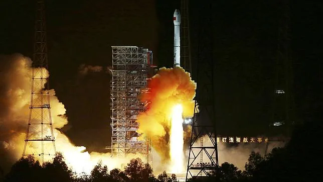 Momento del lanzamiento el viernes de un cohete Larga Marcha 3C con la sonda lunar desde el Centro de Lanzamiento de Satélites de Xichang, en  Sichuan (China)