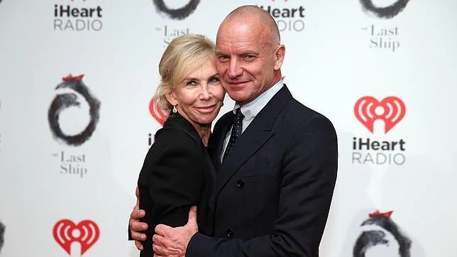 Sting y su mujer, Trudie Styler, posan antes del estreno del musical