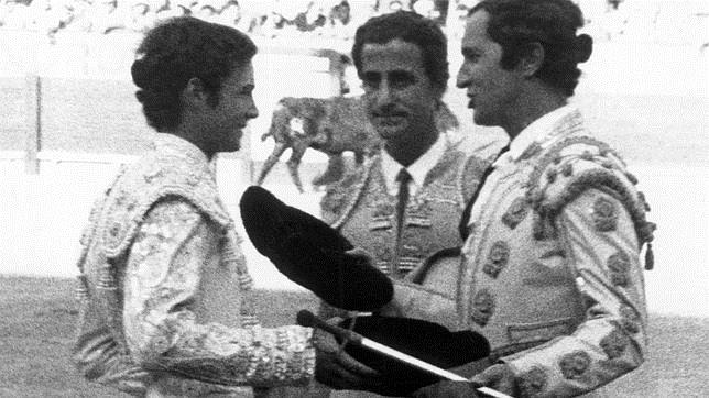 Manzanares recibe la alternativa en Alicante de manos de Domingín (derecha) y en presencia del matador Santiago Martín «El Viti» (en el centro)