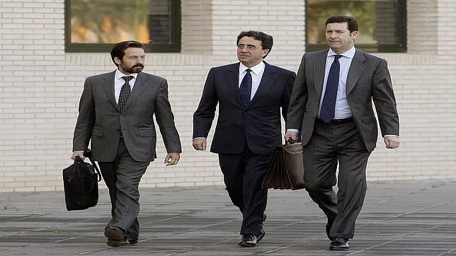Imagen de Calatrava y sus abogados a la llegada a los juzgados de Castellón