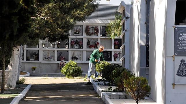 El Ayuntamiento de Tomares pone a punto el cementerio para Todos los Santos