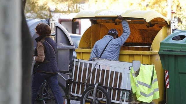 Multas de hasta 750 euros para quienes rebusquen en la basura en Sevilla