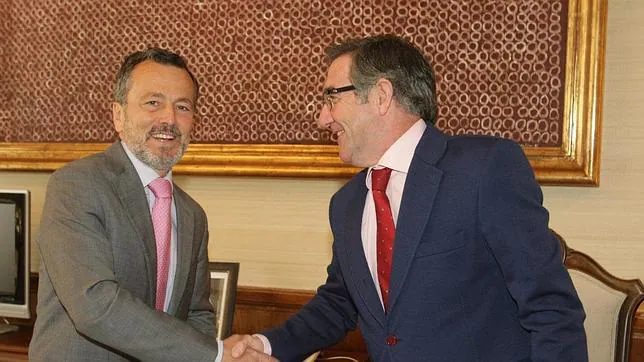Hernández junto a Ángel Currás