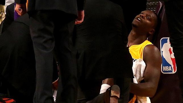 Drama en los Lakers: Randle se rompe la tibia en su primer partido