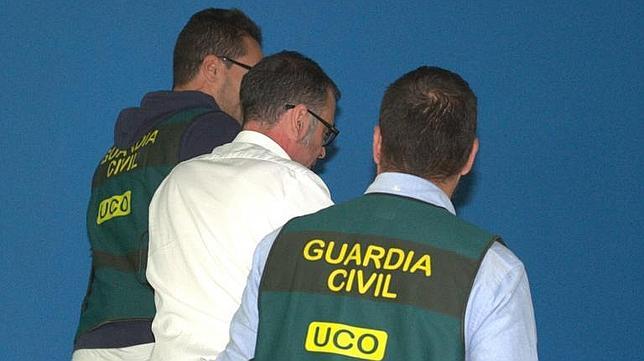 El alcalde de Parla, José María Fraile, acompañado de la Guardia Civil durante el registro en el Ayuntamiento