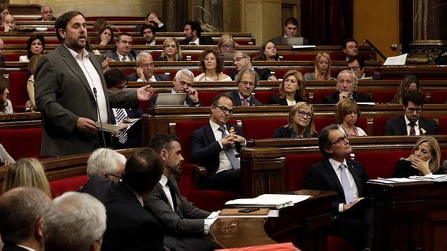 Denuncian a un invitado en el Parlament al entender que hizo un saludo fascista