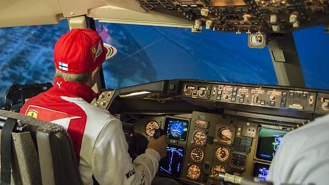 Kimi Raikkonen se atreve a pilotar un avión