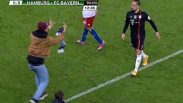 La insólita agresión de un espontáneo a Ribery durante el Hamburgo-Bayern