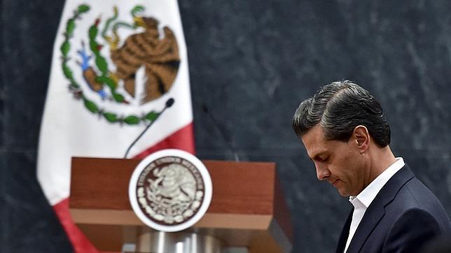 Peña Nieto ofrece a los padres de los estudiantes desaparecidos reforzar la búsqueda