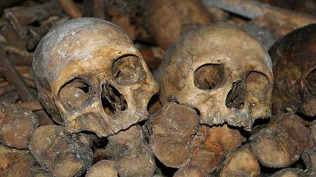 Las calaveras y numerosos huesos se encuentran apilados formando una inmensa pared