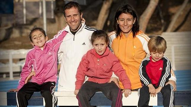 La familia los atletas toledanos Vanessa Veiga y Julio Rey fotografiados por la empresa de fotografía «Dilos» de Toledo para la revista oficial de la Federación Española de Atletismo
