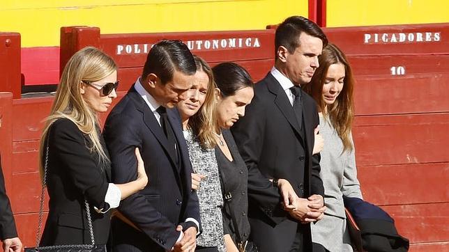 Un masivo funeral despide a Manzanares, enterrado en la más estricta intimidad