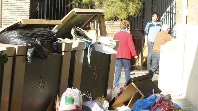 Reclaman al Ayuntamiento que no multe por rebuscar en la basura