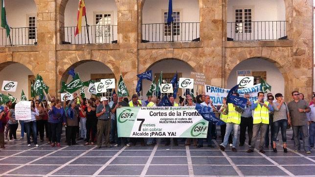 Trabajadores municipales de Cortes de la Frontera reclaman el pago de sus nóminas