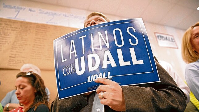 Un candidato hispano para las elecciones del martes hace campaña en Arizona