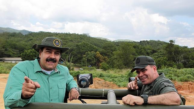 El presidente de Venezuela, Nicolás Maduro, junto al ministro de Defensa del país