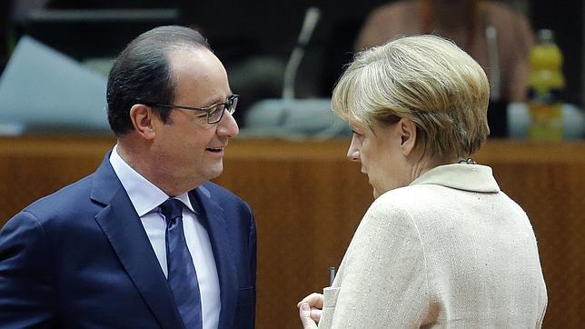 François Hollande y Angela Merkel, durante una sesión de la Comisión Europea