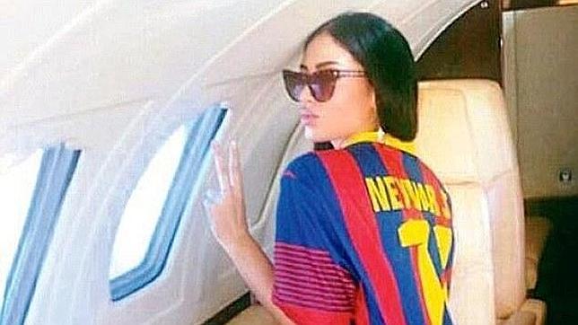 Neymar envía un avión privado para recoger a su nueva novia, la modelo Soraja Vucelic