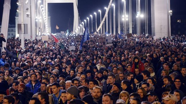 Miles de manifestantes cruzan el río Danubio durante una manifestación en contra de un impuesto a Internet