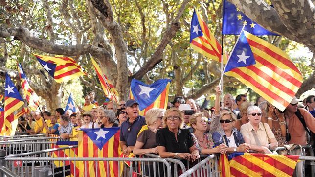 Una joven catalana quiere recoger 500.000 firmas para ilegalizar la «estelada»