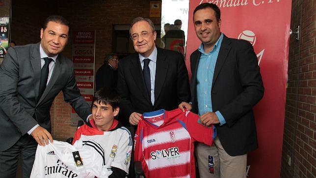 Álvaro ha recibido el saludo de Florentino Pérez y la camiseta del Granada CF