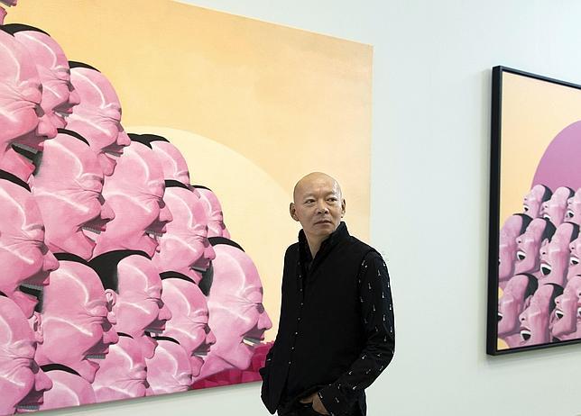 El artista chino junto a dos de sus obras en la Fundación Cartier de París
