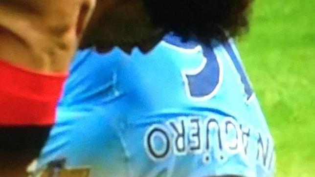 Tensión en el derbi de Manchester: Fellaini escupe en la cabeza de Agüero