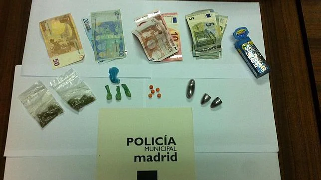 Dinero y drogas incautadas al arrertado por los agentes