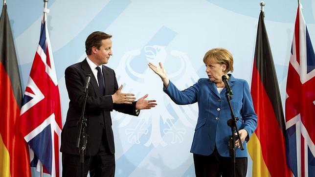 Merkel muestra a Cameron la puerta de salida de la Unión Europea