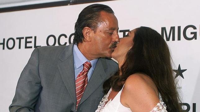 Isabel Pantoja besa a Julián Muñoz en una entrega de premios