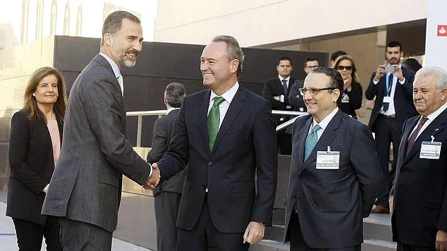 El Rey saluda al presidente de la Generalitat a su llegada a Alicante