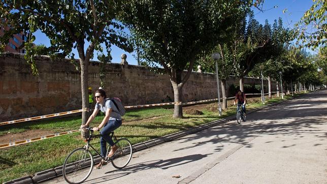 Desde el Parque de Cabecera hasta la fachada marítima en bici por el río