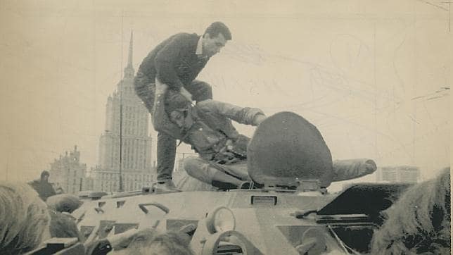 Un moscovita saca a la fuerza de un tanque a un soldado golpista