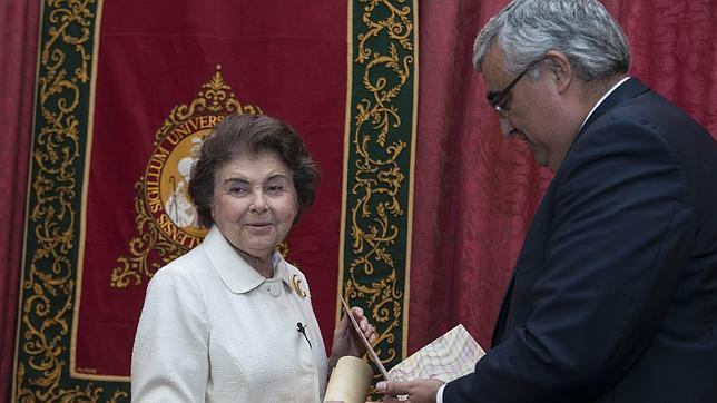 Carmen Laffón recibe el II premio de Cultura de la Universidad de Sevilla