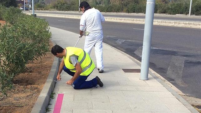 Se empiezan a pintar las señales que guiarán a los turistas al Casco