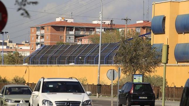 Colocan una red en el CIE de Aluche para evitar que se lancen objetos de fuga