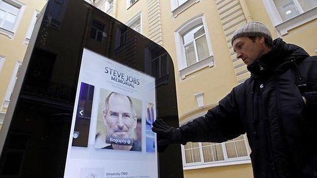 Una persona visita el monumento a Steve Jobs en la Universidad de San Petersburgo