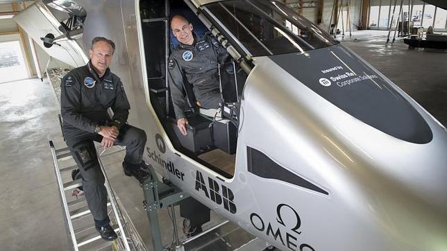 Bertrand Piccard y André Borschberg, junto al Impulse Solar 2