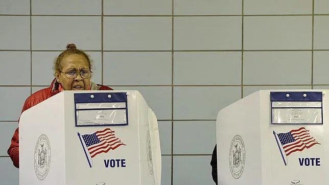 Una mujer vota en un colegio electoral en Nueva York