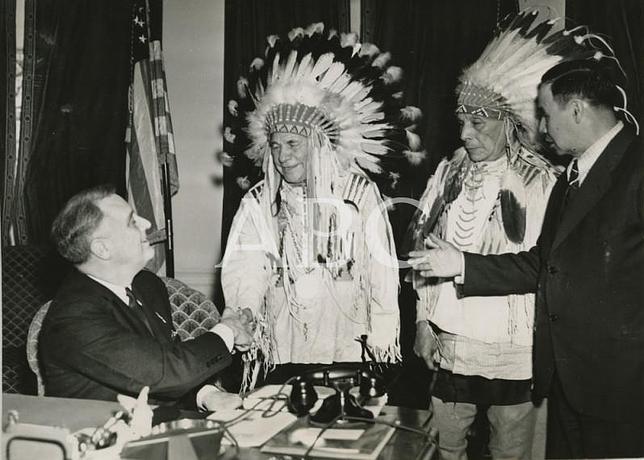 Los indios saludan al gran jefe blanco