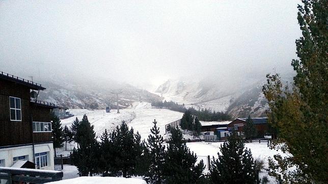 Las primeras nieves del año llevan el «invierno» a Sierra Nevada