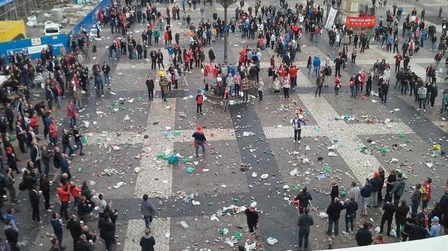 «Botellón» de los hooligans del Liverpool en plena Plaza Mayor